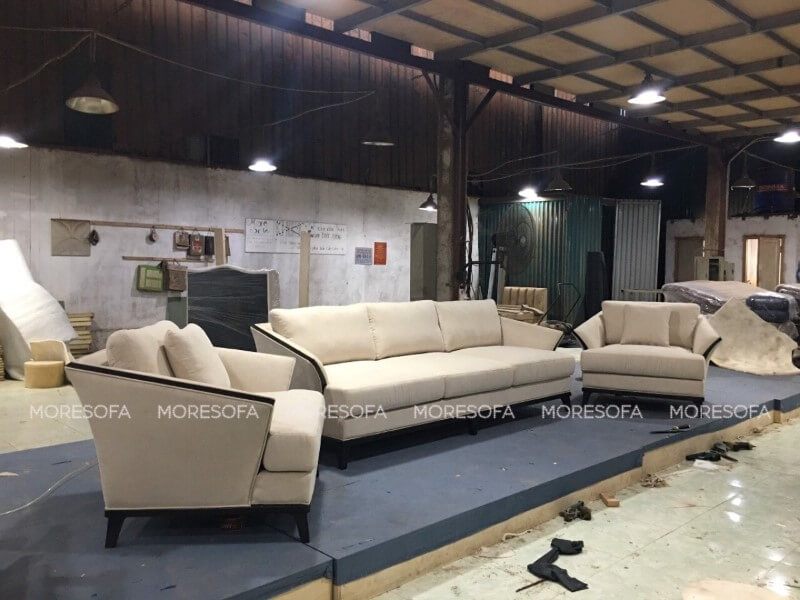 tô điểm cho không gian phòng khách gia đình bạn với mẫu sofa hiện đại bọc nỉ màu trắng sữa hài hòa, đẹp mắt.